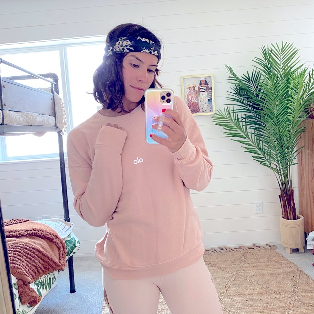 Alo Yoga sweatshirt